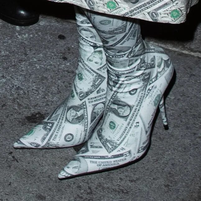 Новогодние деньги снег. Money boot. Money boot. Заработок на трафике отзывы. Ботфорты balenciaga knife.