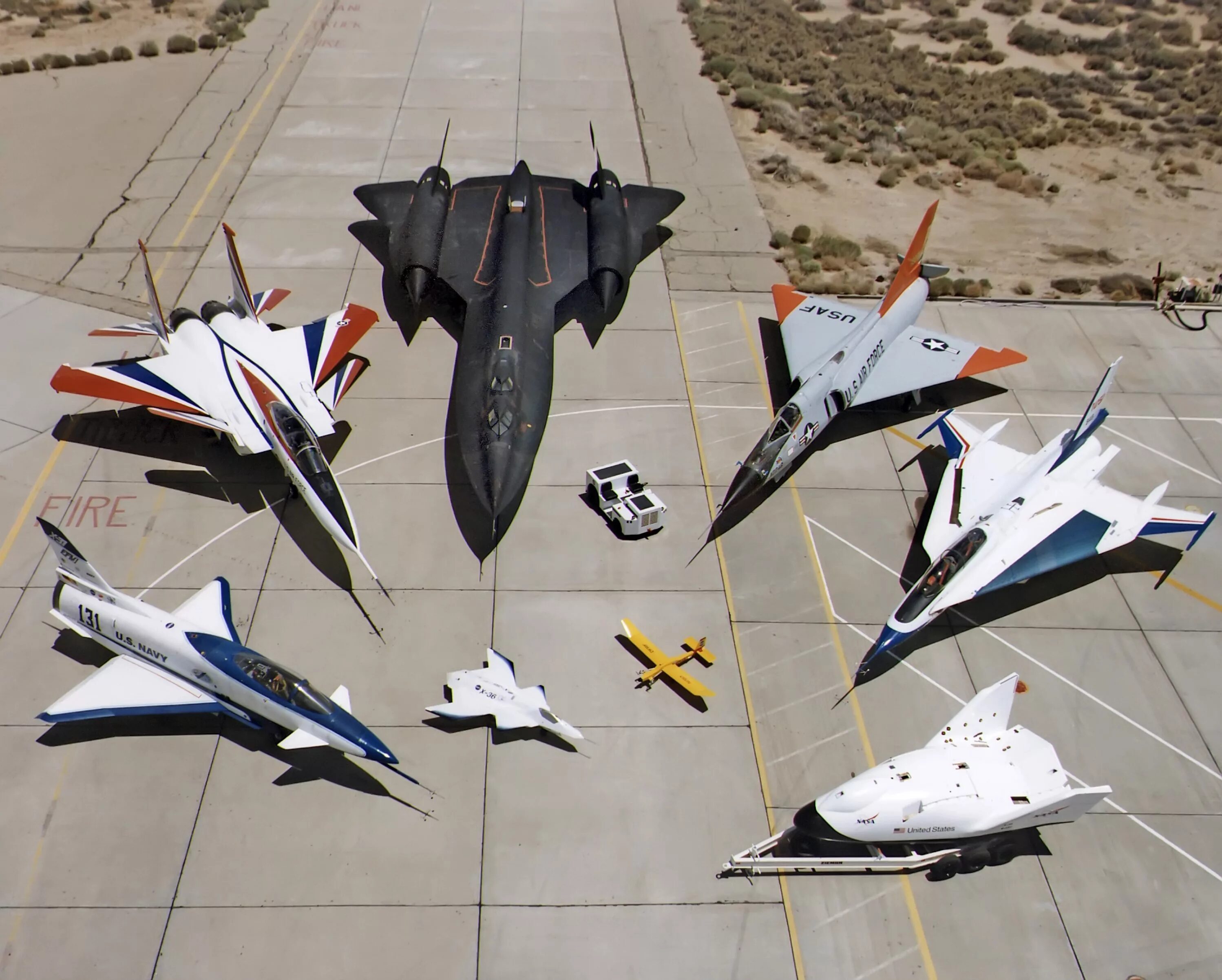Какой истребитель самый лучший. Sr 71 blackbird. f16 истребитель. mcdonnell douglas x-36. f16 истребитель модель самолета.