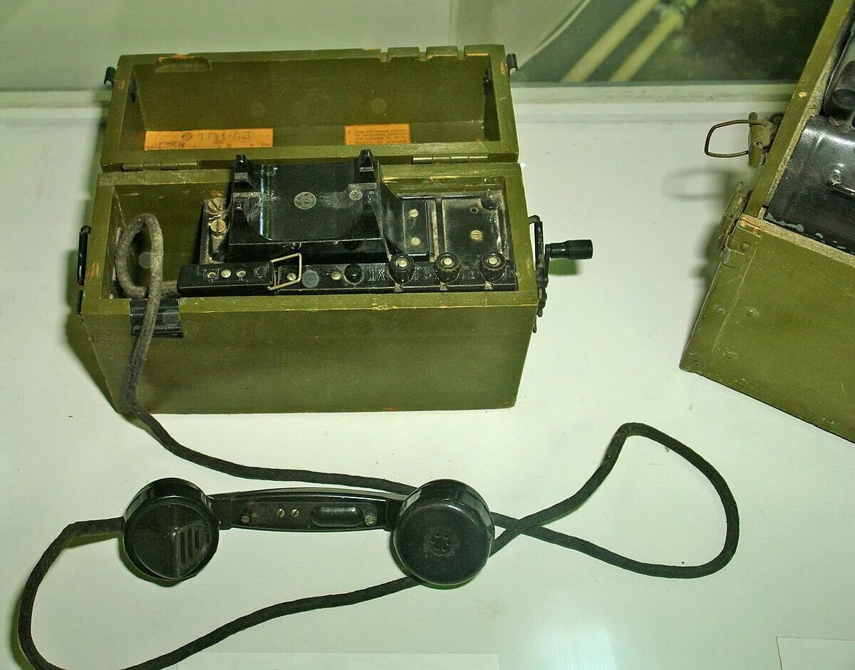 Телефоны на военной 1 1. Таи 43. Коммутатор Таи-43. Телефонный аппарат Таи-43. Советский полевой телефонный аппарат Таи-43.