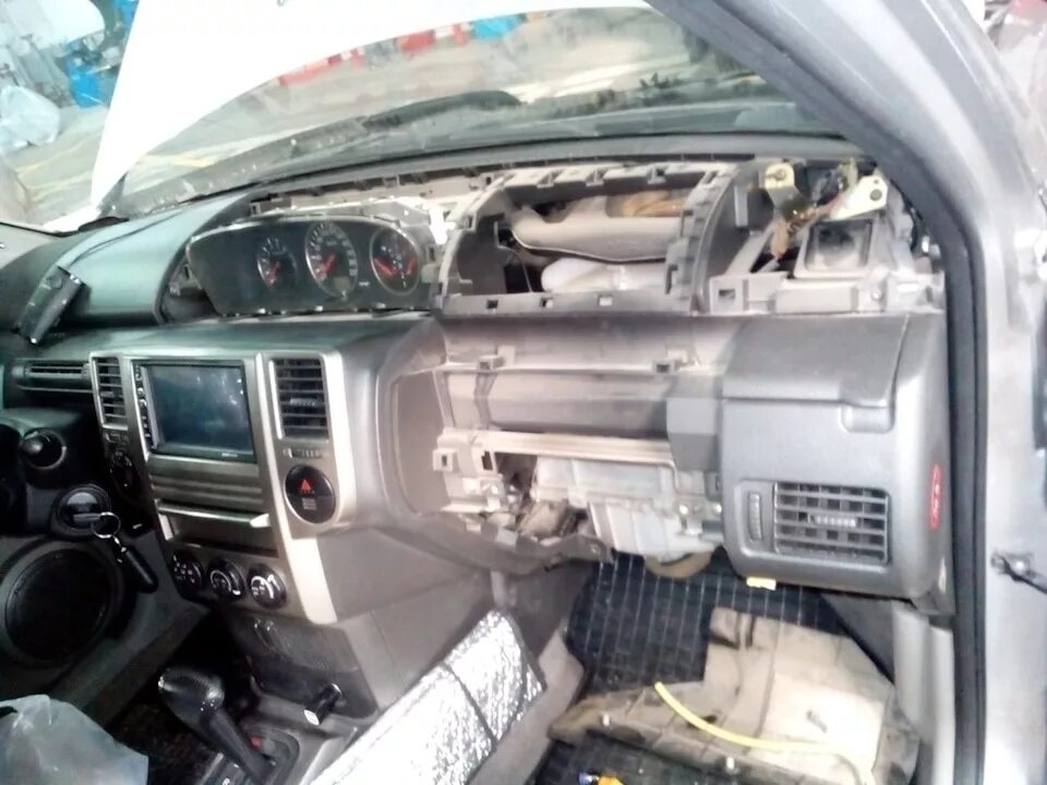 Подушка безопасности икстрейл. Подушка безопасности airbag пассажира Nissan x-Trail t30. Шумоизоляция Торпедо x Trail t30. Снятие панели Ниссан х Трейл т31. Nissan x Trail t31 лампочка подушки безопасности.