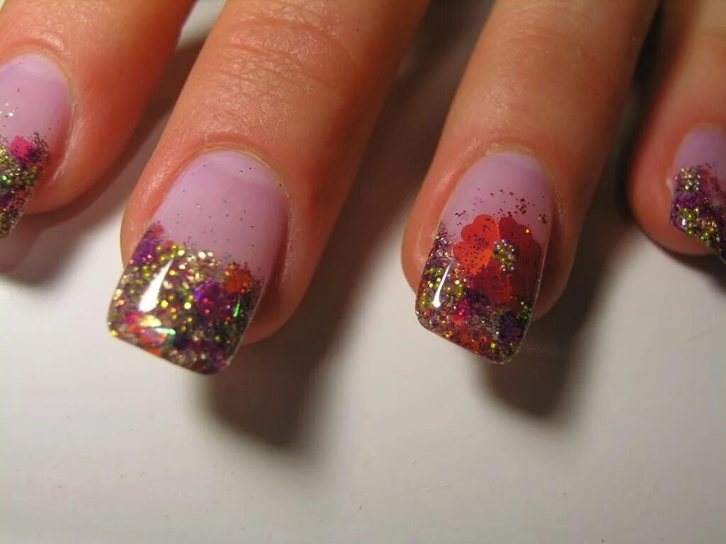 Дизайны со слюдой. Слюда для ногтей маникюр. Маникюр со слюдой на короткие. Маникюр блестки. Маникюр со слюдой.