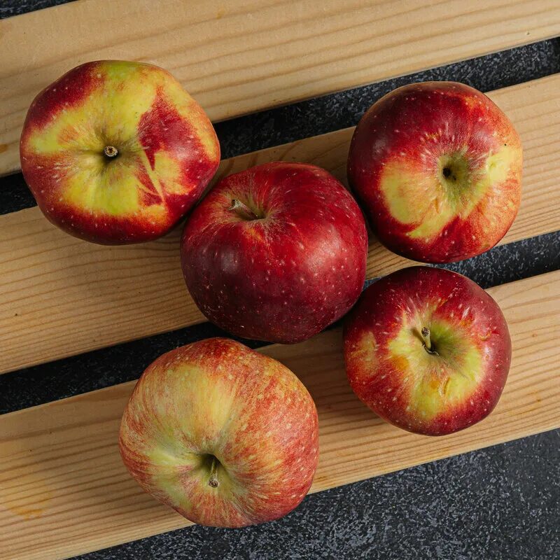 Яблоки малинка. Вес одного яблока. Яблоки малинка. Яблоки малинка. Яблоки черный принц польша.