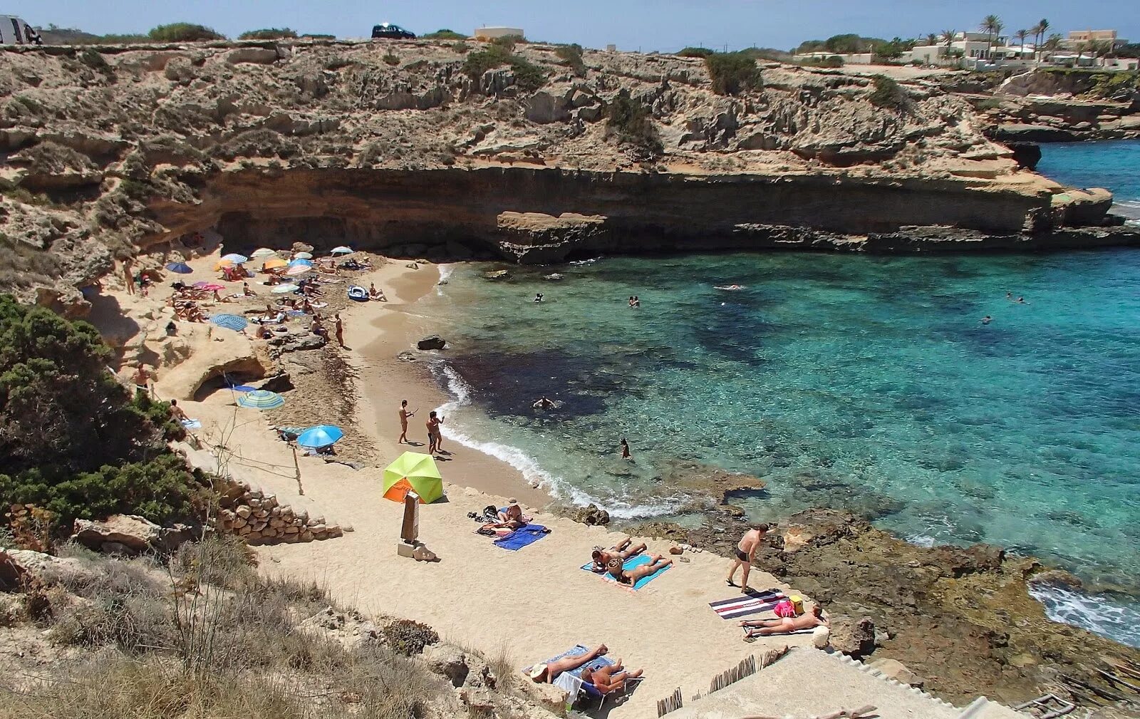 Лучшие нудистские. Натуристский пляж в ялте. Дикие пляжи испании. Нудисткий пляж коктебель орджоникидзе. Пляж парадайз греция миконос.