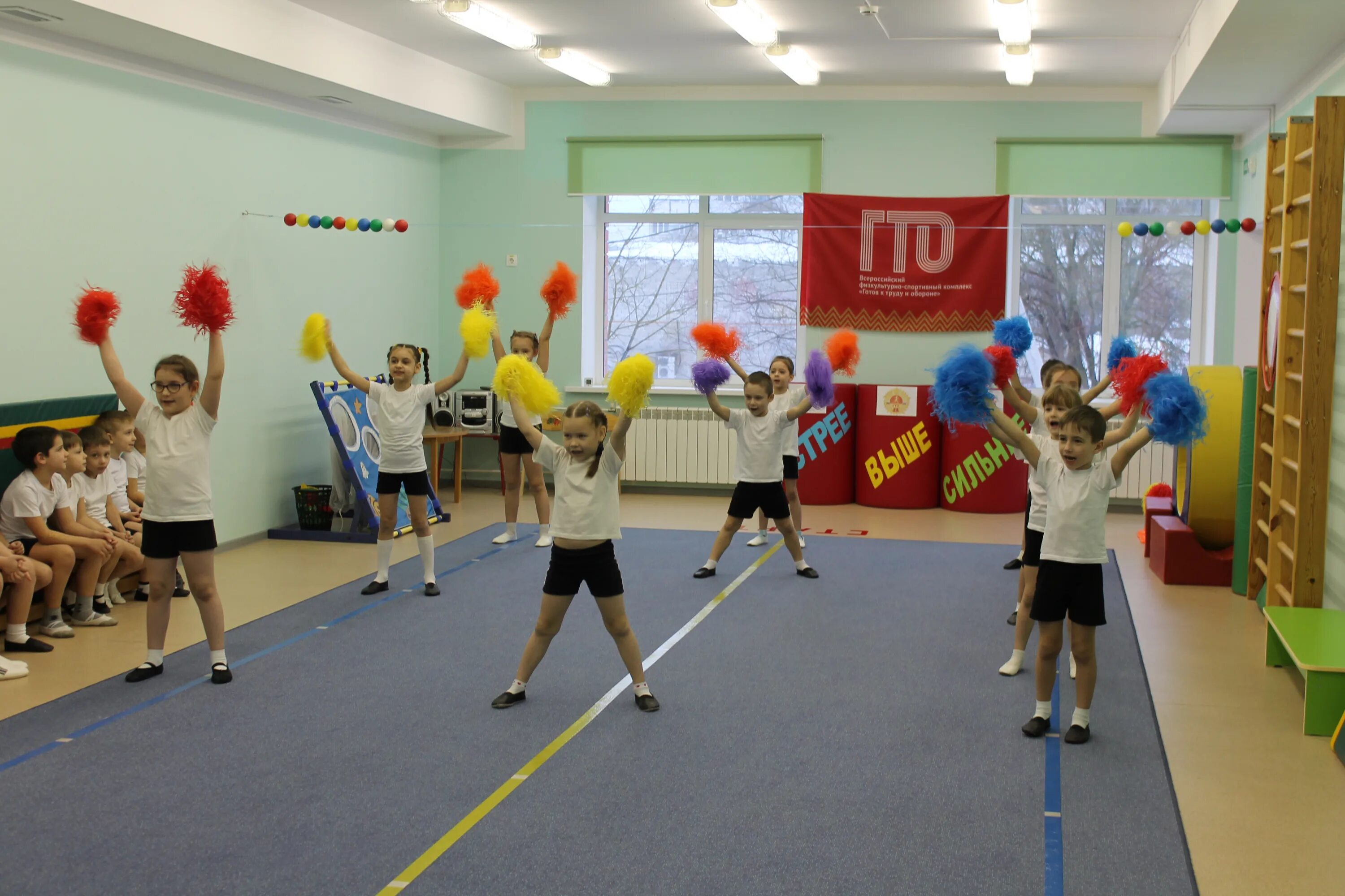 спортивно игровая эстафета дети. физкультурные праздники. спортивные соревнования для детей. спортивные состязания для детей.