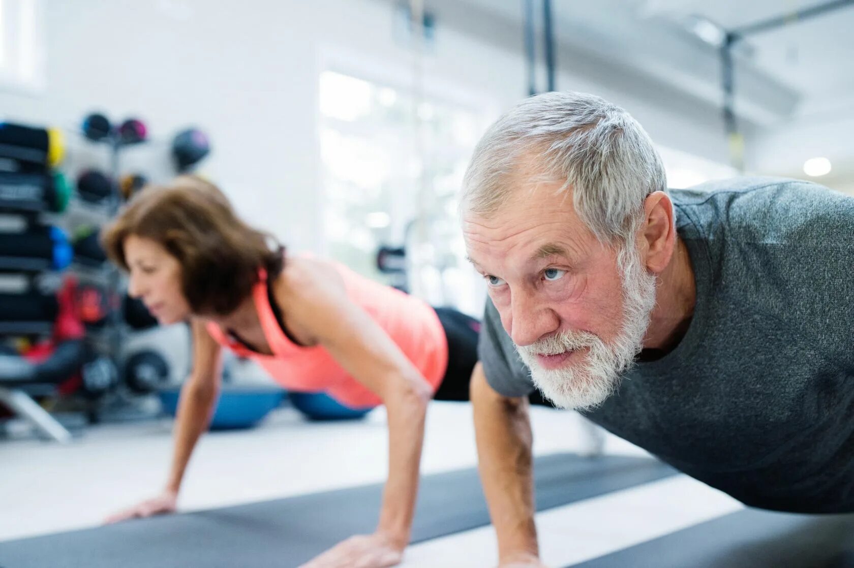 Поддерживать хорошую форму. Занятие спортом. Фитнес для пожилых. Спортивные старики. Пожилые люди занимаются спортом.