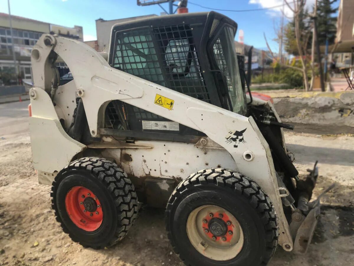 Bobcat s300. Bobcat 300. Топливный бак Бобкэт s175. Bobcat s175 топливный бак. Ремонт bobcat