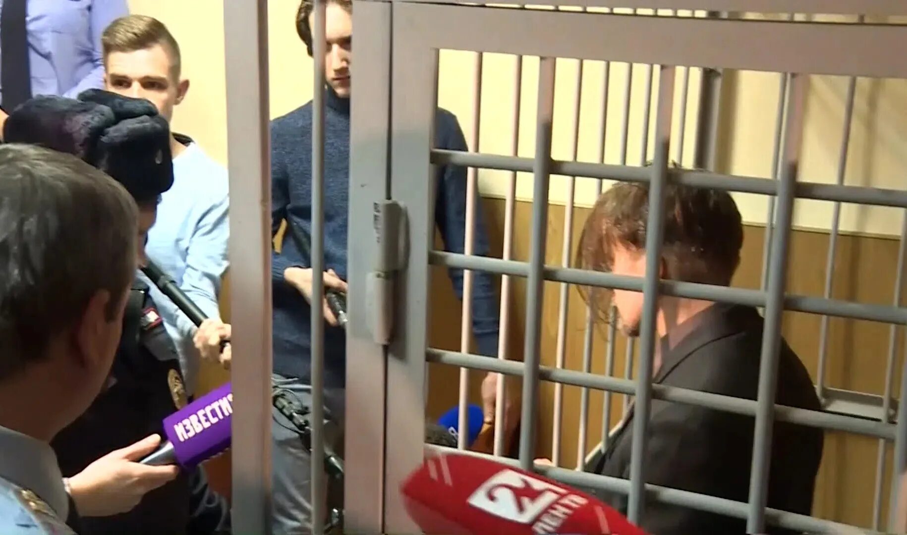 Сбежал из зала суда в Новокузнецке. Сбежал из зала суда СПБ. Фото из зала суда. Сбежал из зала суда