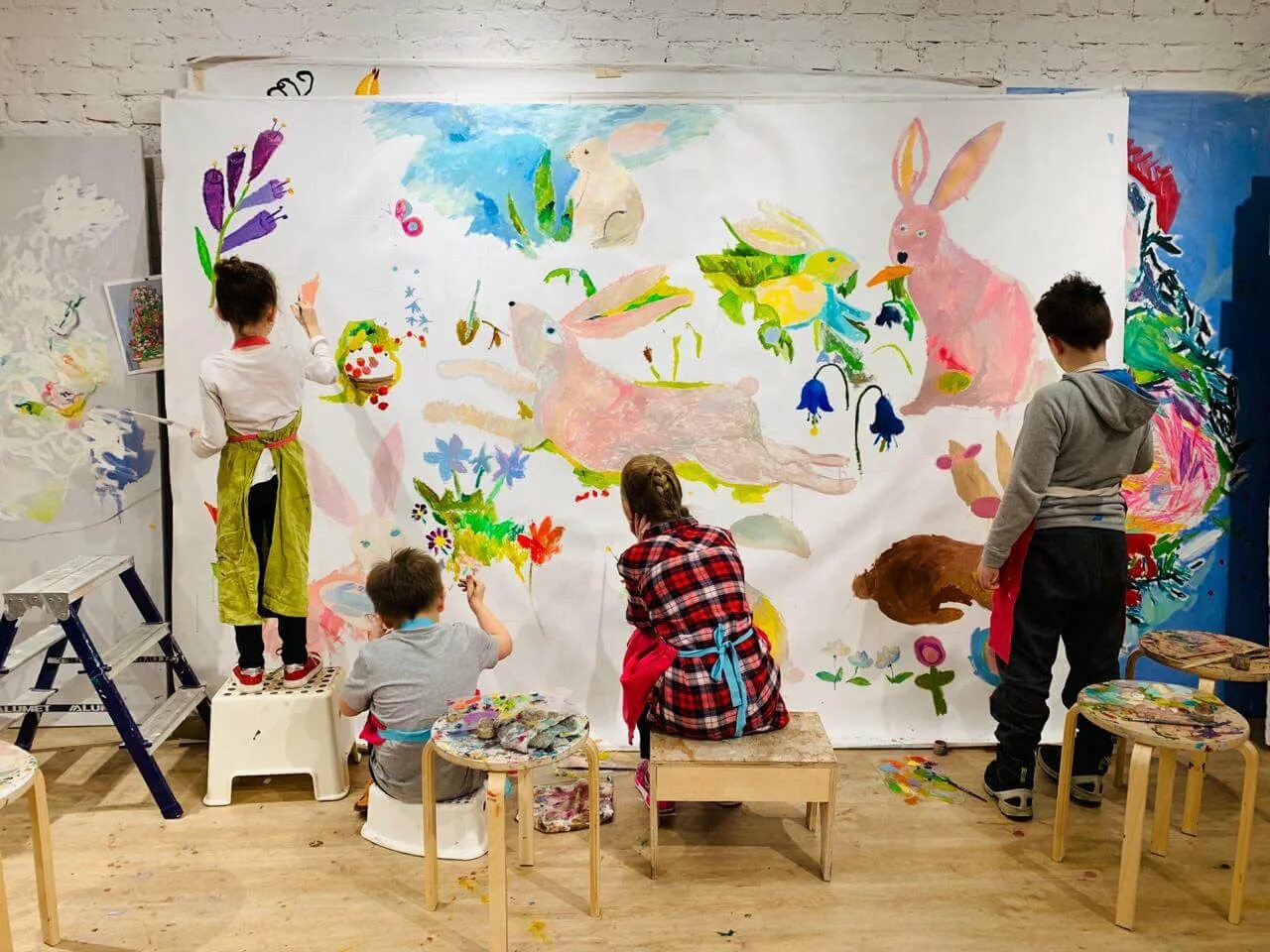 Детский творческий. Детские студии творчества. Детская творческая мастерская. Совместное рисование. Творческие взрослые творческие дети.
