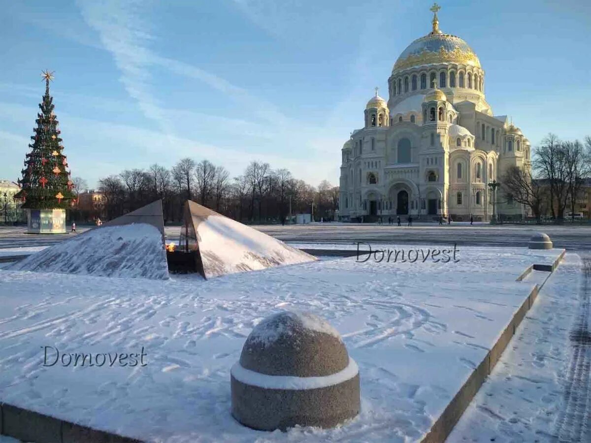 Масленица в кронштадте 2024. Якорная площадь в Кронштадте. Памятник на якорной площади в Кронштадте. Кронштадт вечный огонь на якорной площади.