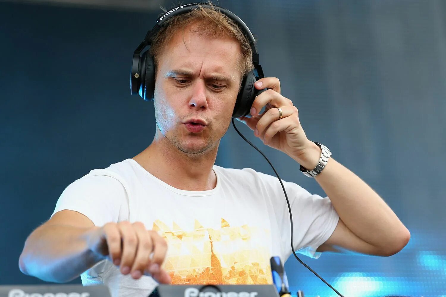 Музыка ван бюрен слушать. Armin van buuren tomorrowland 2019. Музыка ван бюрен слушать. Армин ван бюрен рост. Армин ван бюрен диджей.