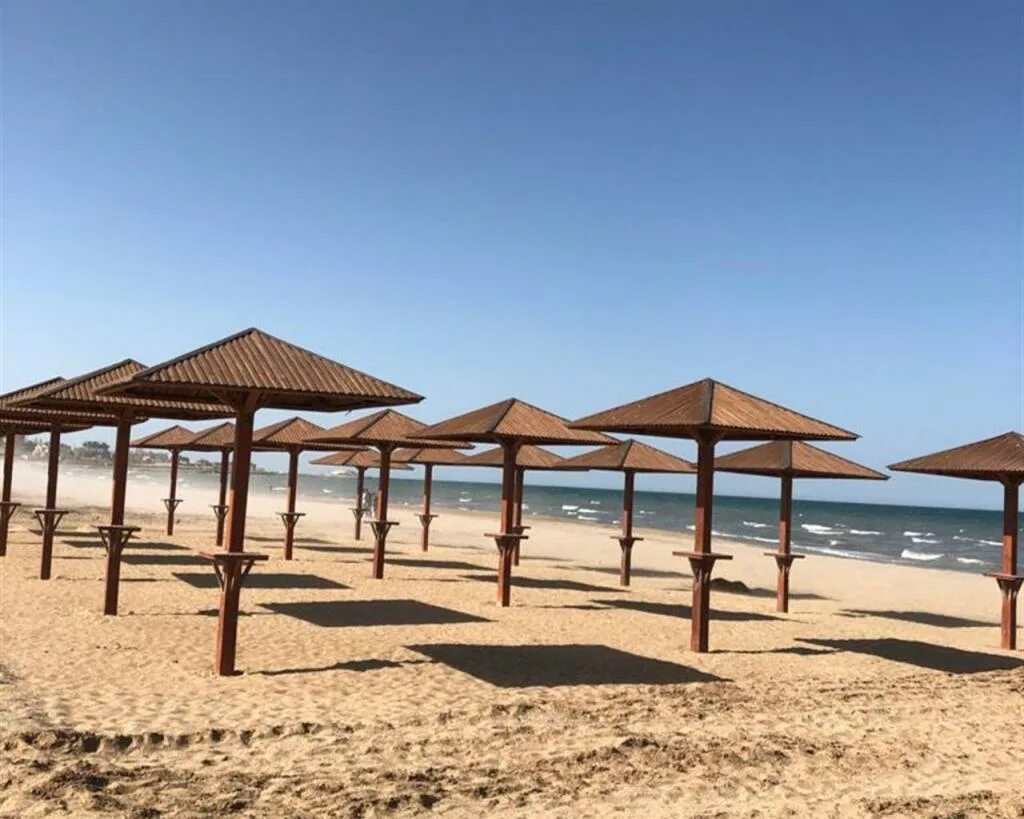 Дербент отели на берегу моря с бассейном. Derbent premium hotel &amp; spa 4*. дербент премиум отель дагестан. санаторий каспий дагестан. дербент пляж.