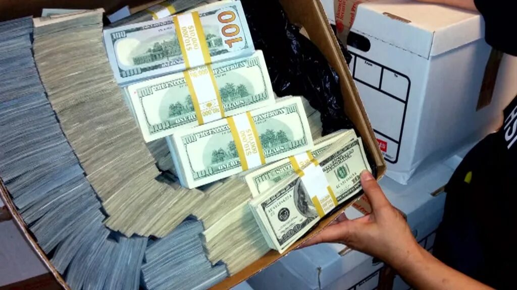 Заработок денег. Пачка долларов. Пачка купюр на столе. Cash rub. Деньги рубли.