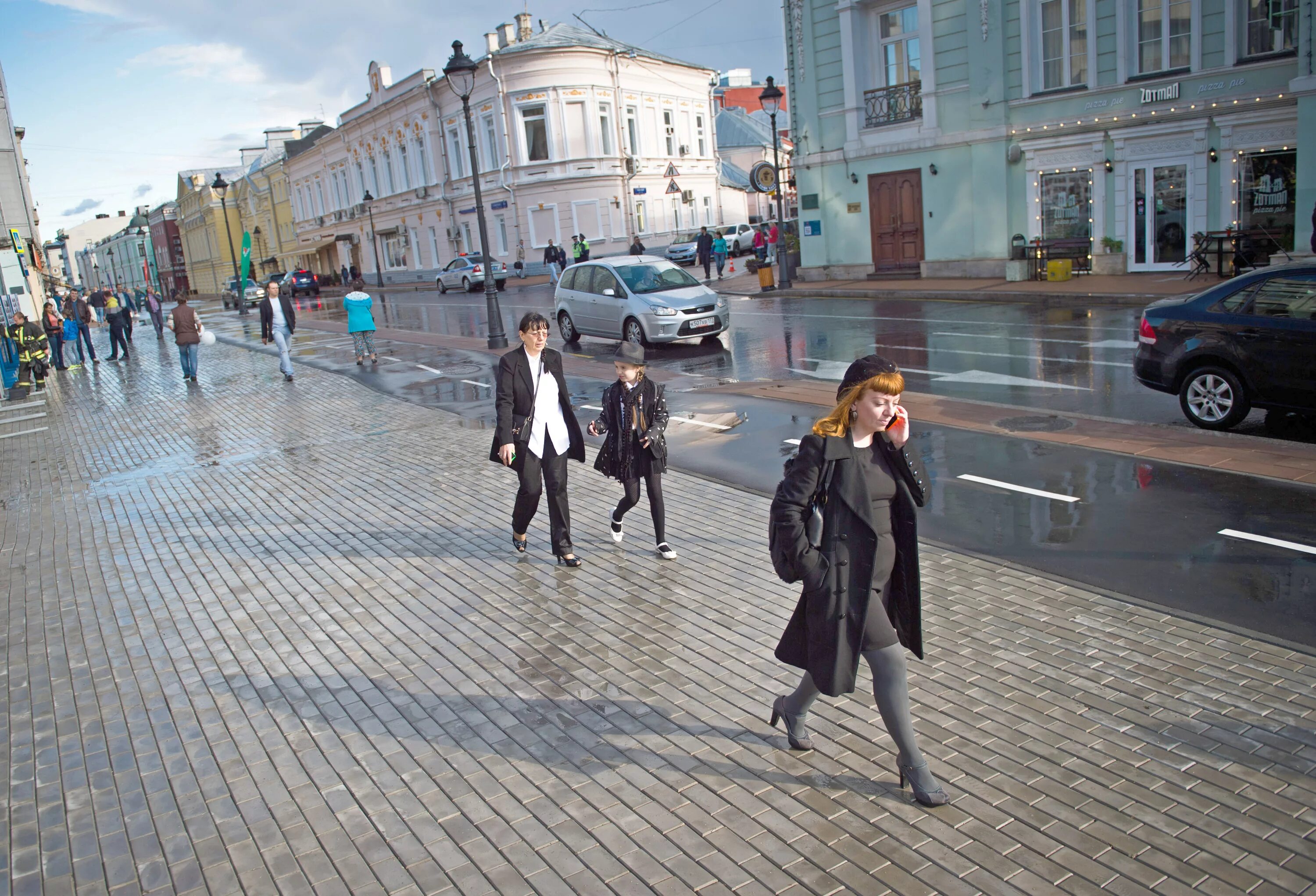 Не последние люди в городе. Люди на тротуаре. Люди на улицах Москвы. Люди гуляют по улице. Прогулка по улице.