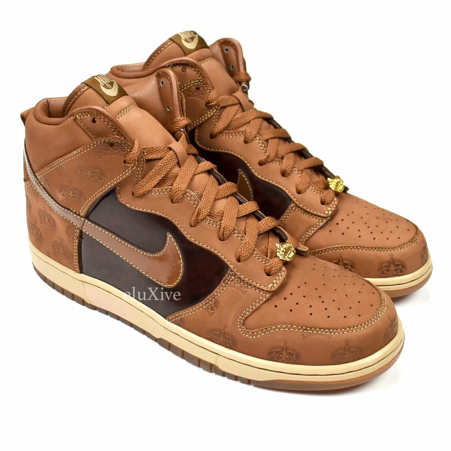 Nike dunk brown. Nike коричневые. Mighty Crown и Nike. Dunk the Mighty Swoosh.