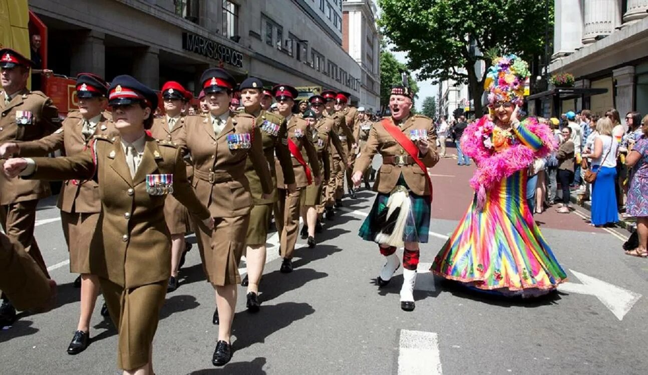 Uk g. ЛГБТ войска. ЛГБТ военные. Американская армия ЛГБТ. ЛГБТ В военной форме.