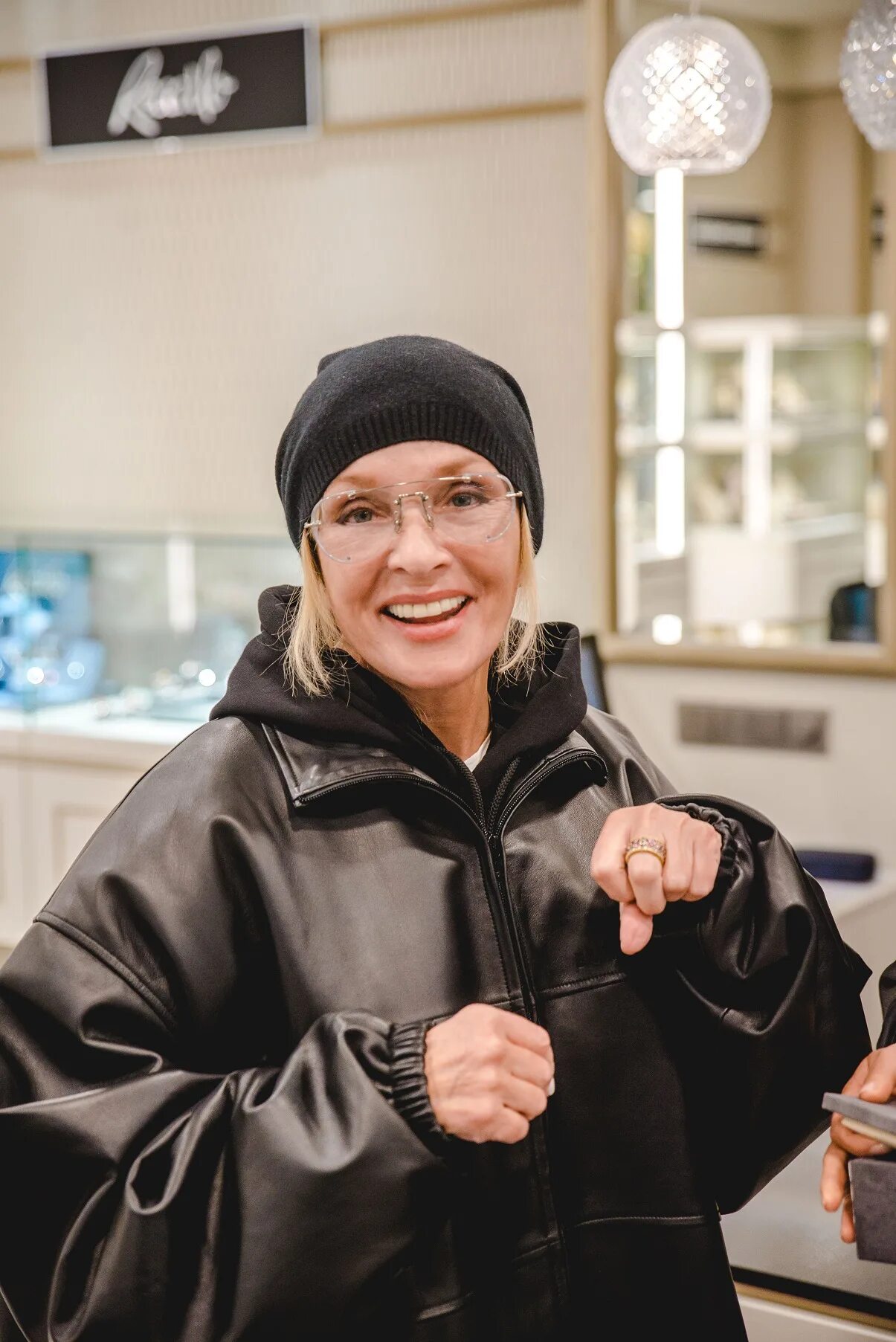 где сейчас живет вайкуле. белый дом лаймы вайкуле. лайма вайкуле в молодости. лайма вайкуле 2023. где сейчас живет вайкуле.