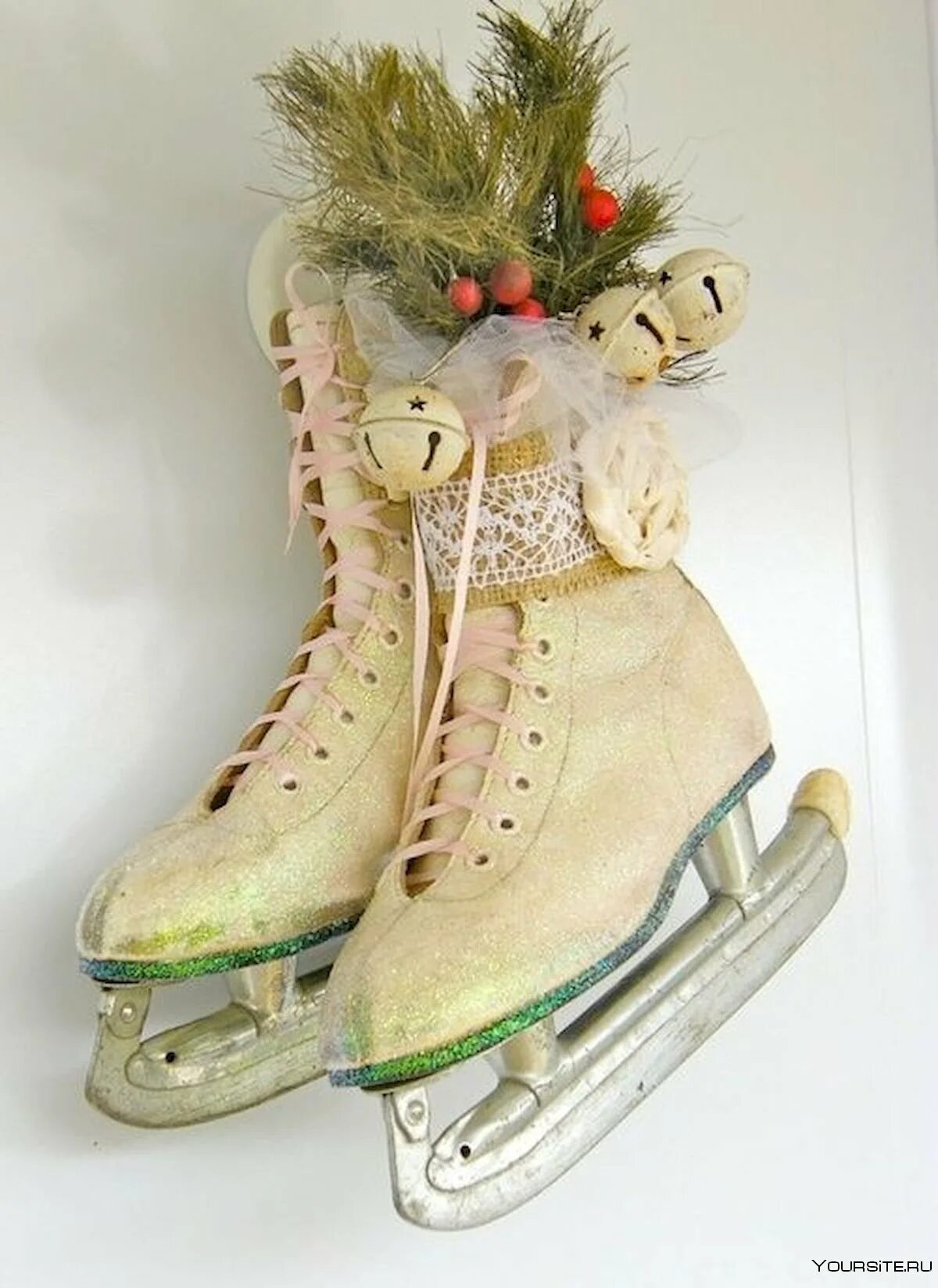 Новогодние коньки декор. Валенки в новогоднем декоре. Композиция коньки. Новогодняя композиция в валенках. Новогодняя композиция в коньках.