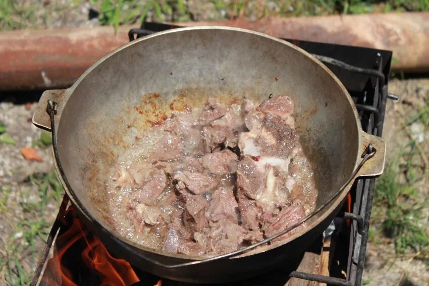Мясо в казане на газу. Казан для жарки на костре. баранина в казане на костре. алюминиевый казан на костре. казан для жарки мяса на костре.