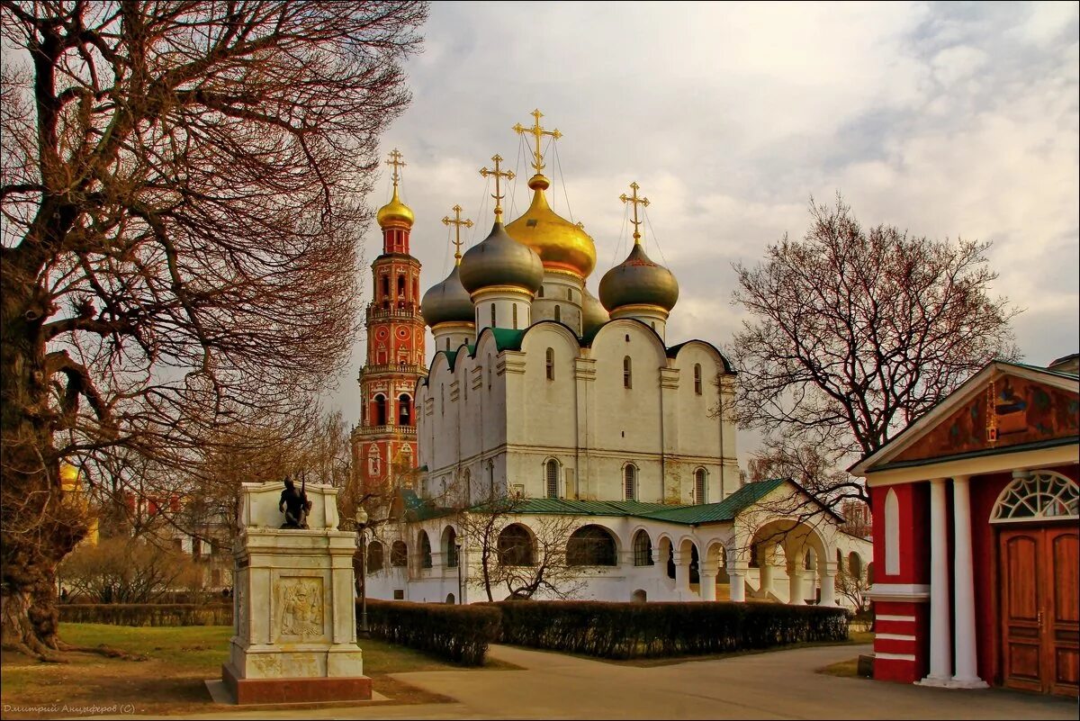 Известные монастыри москвы. Новодевичий Богородице-Смоленский монастырь. Смоленский храм Новодевичьего монастыря.