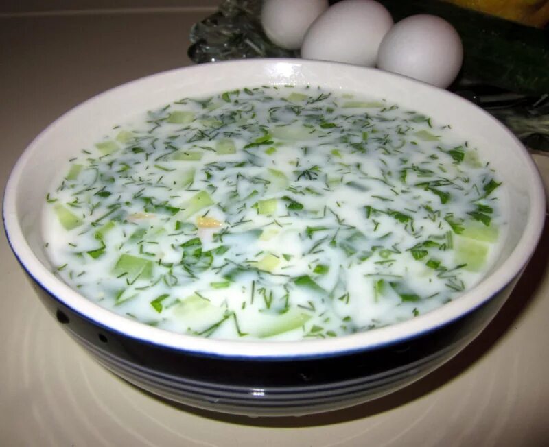 Окрошка на сметане и воде. Вода со сметаной. Окрошка на сметане. Заправка окрошки со сметаной и уксусом. Блюдце с молоком.