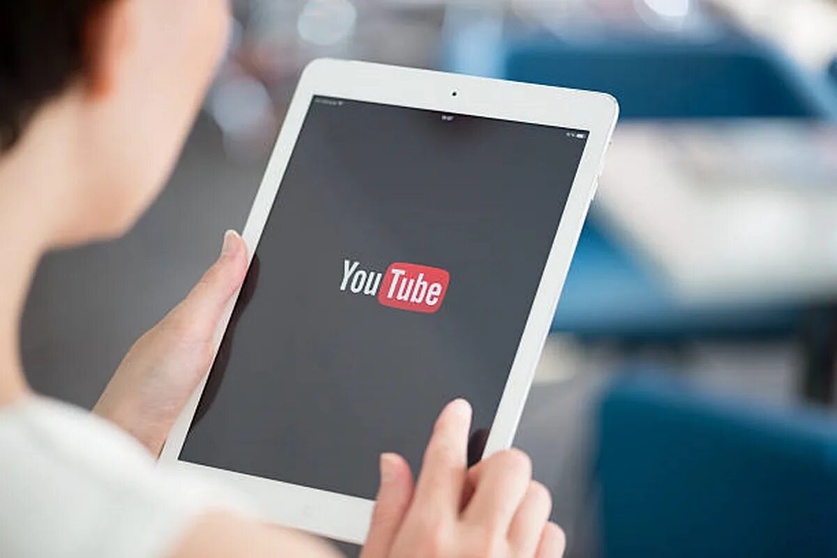 Работа ютуб на компе. Youtube на планшете. youtube ноутбук. ютуб на компе. планшет картинка.