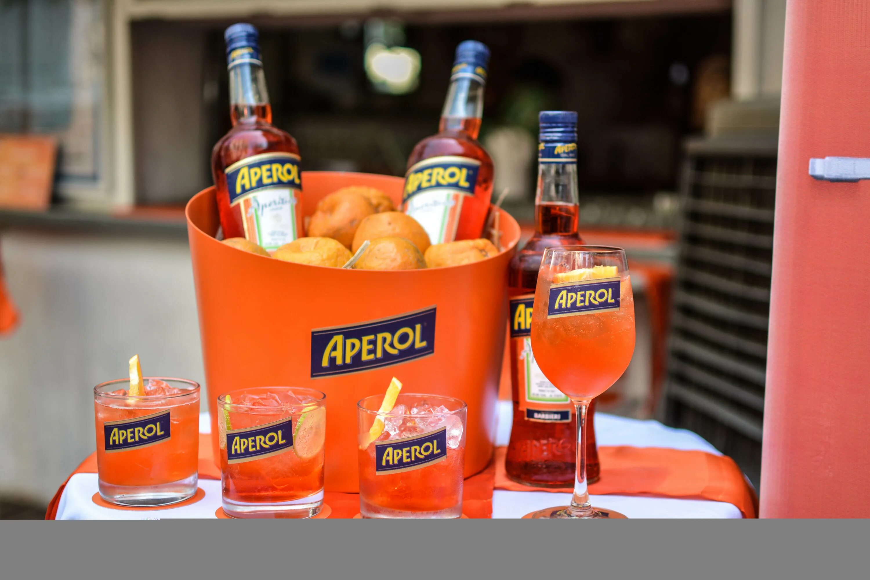 Апероль Просекко содовая. Апероль шприц коктейль. Апероль шприц Италия. Aperol Spritz коктейль. Итальянский апероль