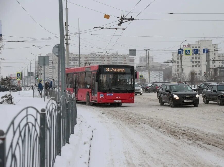 43 автобус казань остановки. Транспорт Казани. Транспорт Казани 2002 год. Номера транспорта Казань. Остановка ул Толстого Казань.