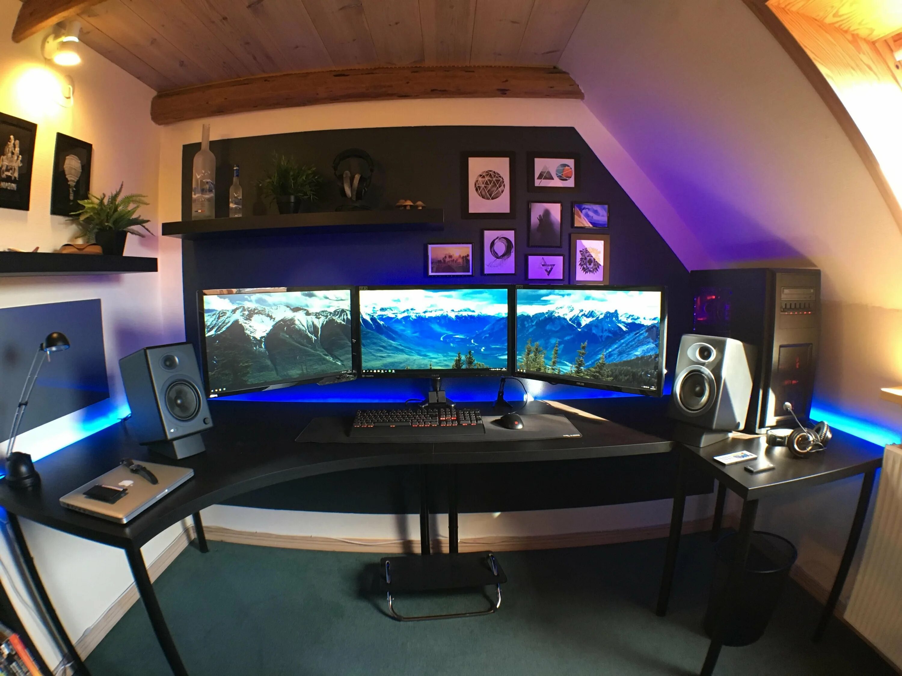 My gaming pc. Комната геймера ps5. Компьютерная комната. Игровая комната геймерская. Красивые компьютерные комнаты.