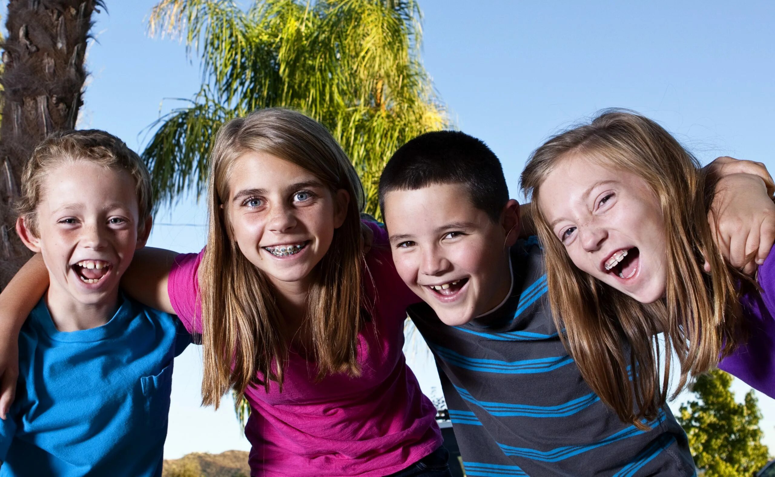 Дети смеются фото. Дети смеются над другим ребенком. Kids Braces. Дети в лагере смеются. Everyone is different