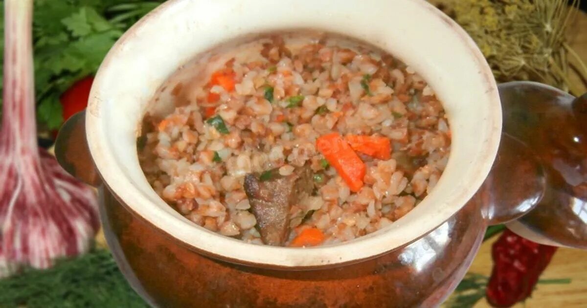 гречка с говядиной в горшочках в духовке. гречка с потрошками в горшочках в духовке. каша в горшочках в духовке. гречка по купечески в го. гречка в горшочке в духовке с мясом.