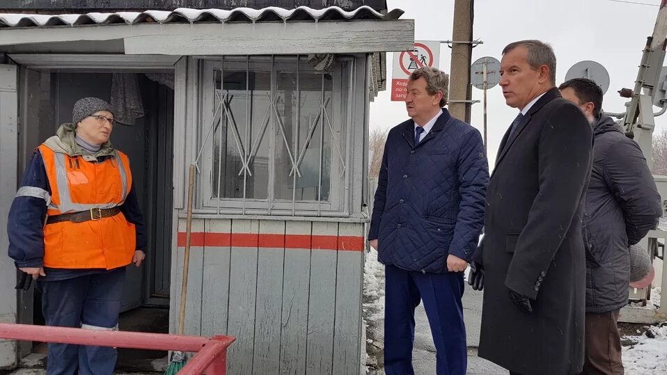Светофор уборщица. Поселок новосинеглазово. Новосинеглазово фото. Работа в новосинеглазово. Объявление о вакансии уборщицы.