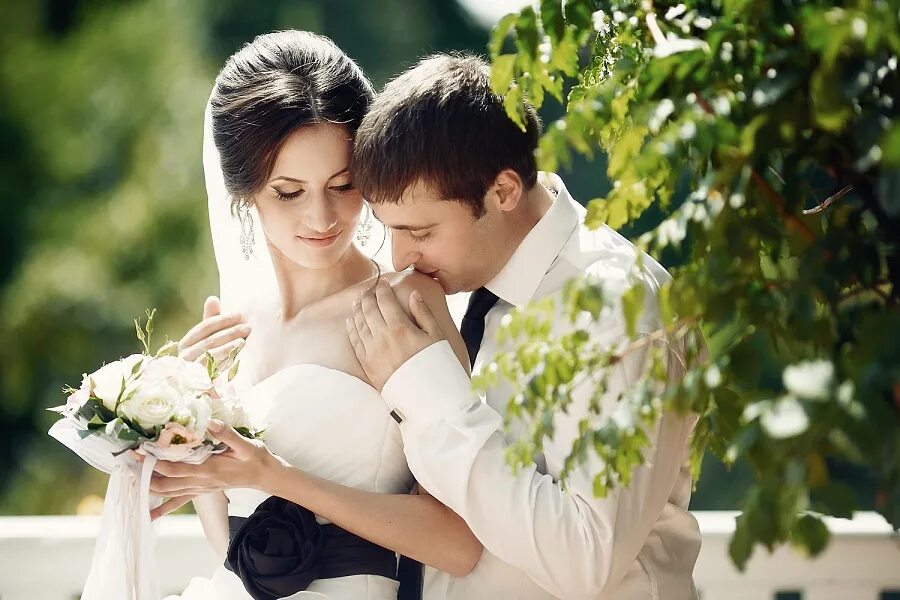 жених и невеста картинки. жених и невеста в хиджабе вектор. молодожены на казахском. свадебные традиции казахов. рисунок молодоженов.