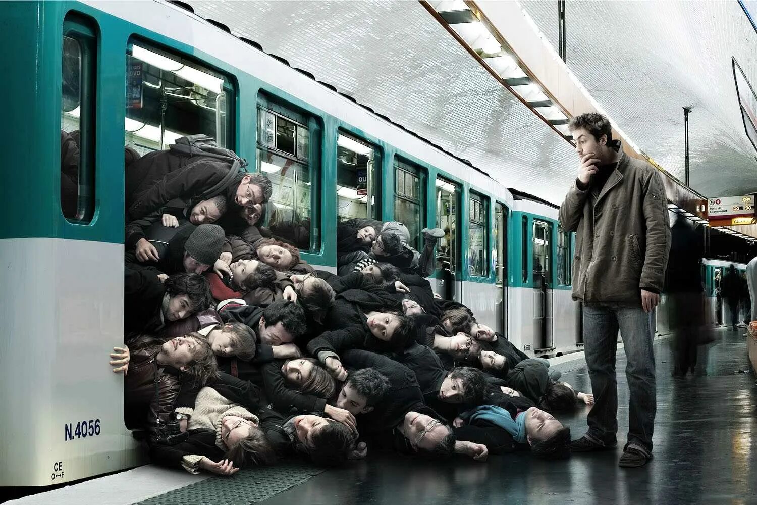Метро идет. Толпа в метро. Час пик в метро. Вагон метро с пассажирами. Час пик в автобусе прикол.