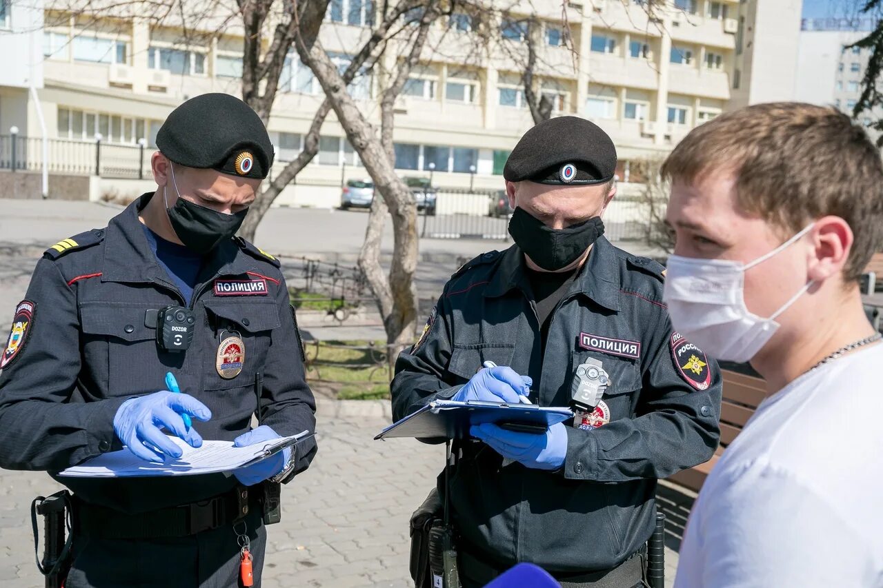 Дозор полиция. Полицейский в маске. Полицейский с нарушител. Полицейские в масках и перчатках. Полицейский в маске Россия.