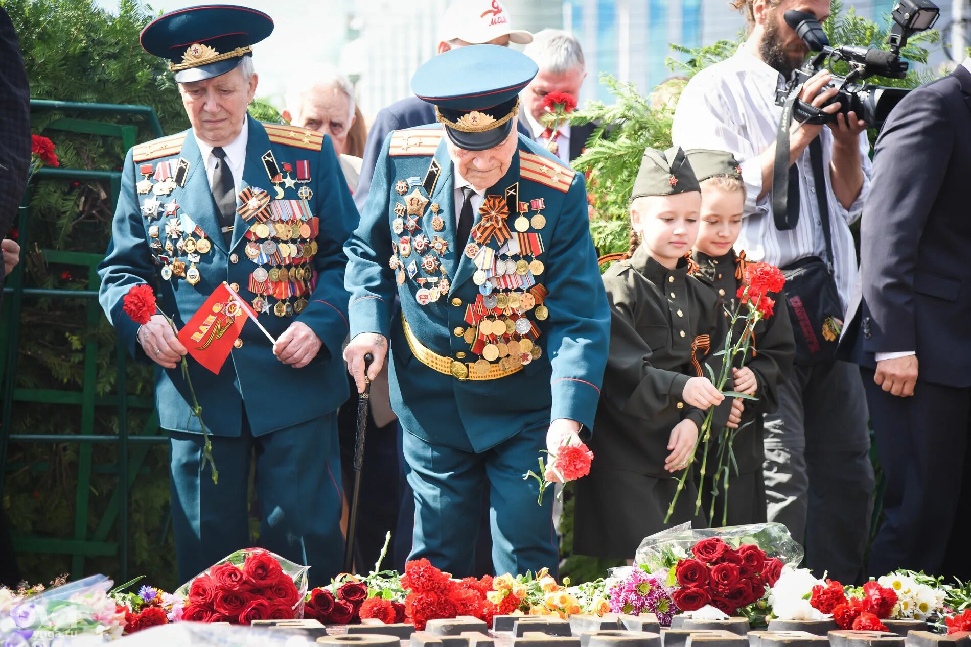 Цветной май. Возложение цветов ветераны. День Победы ветераны. Ветераны у вечного огня. День Победы возложение цветов.