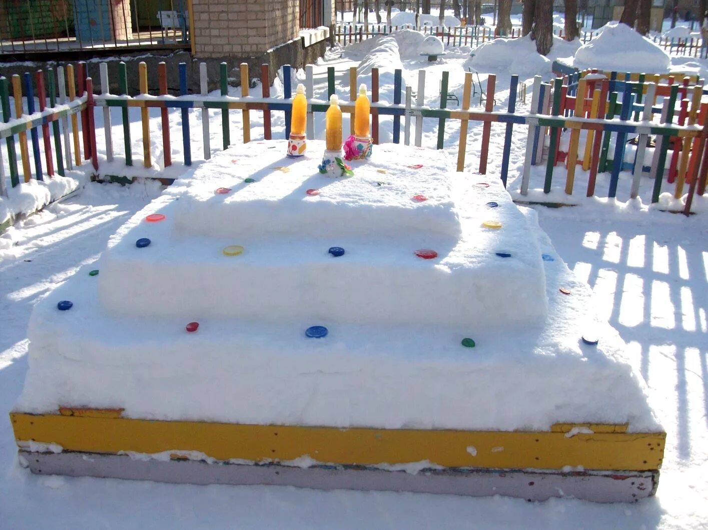 фигурки из снега для детского сада. постройки из снега в детском саду. снежные постройки в детском саду на участке. зимний участок в детском саду. постройки из снега.