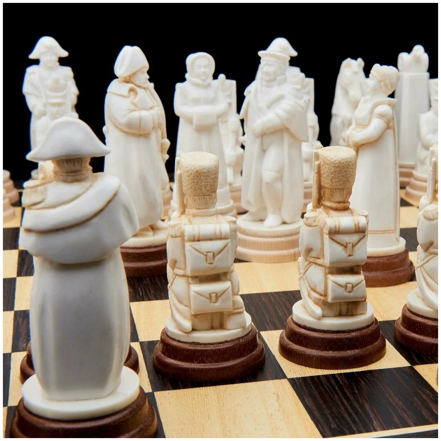 шахматы из кости. шахматы из бивня мамонта. костяные шахматы. шахматы из слоновой кости. шахматы конек горбунок.