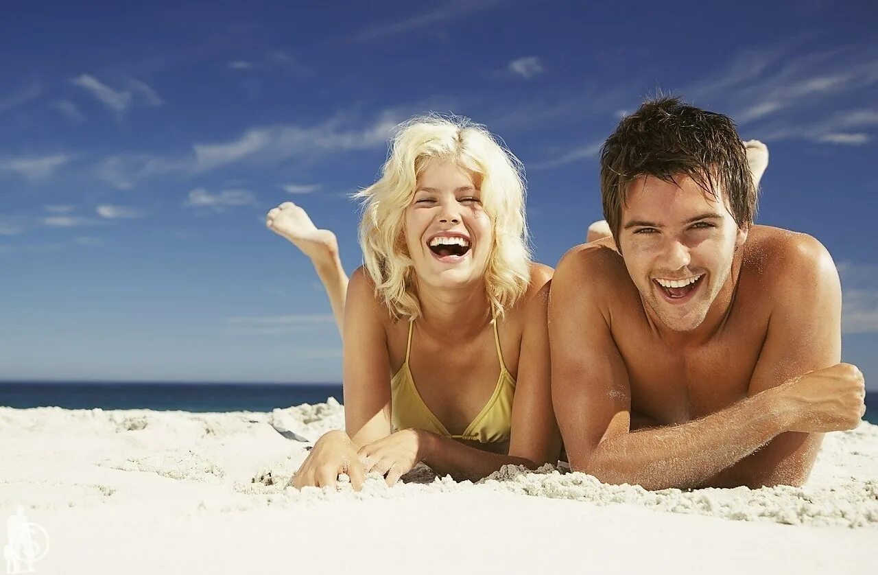 Годы бабы и мужики. Пара на пляже. Молодые люди отдыхают. Мужчина и женщина отдыхают. Счастливая пара.