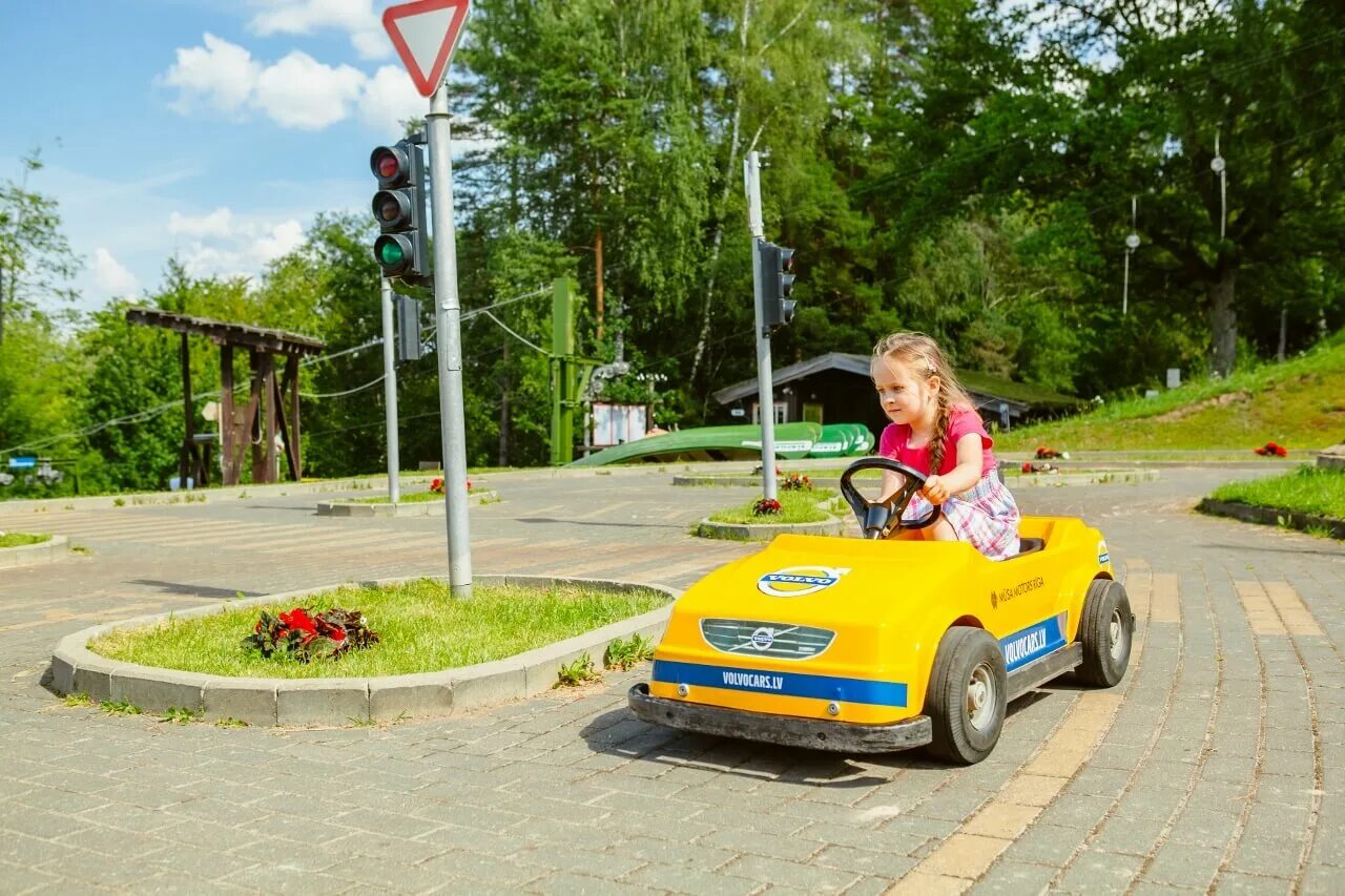 Детская автошкола. Детская школа вождения. Машинки в парках для детей. Детские машинки в парке.
