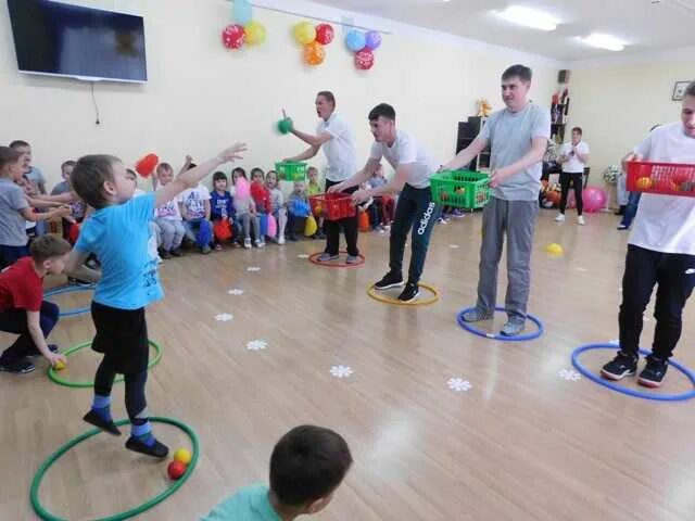 Развлечением папами. Спортивный праздник мама папа я спортивная семья. Спортивные конкурсы для детей. Соревнования мама папа я спортивная семья. Эстафеты спортивные для мамы и ребёнка.