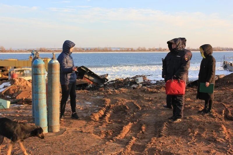 Загрязненные воды в Астраханской области. Загрязнение воды Астрахань. Загрязнение Волги в Астраханской области. Икрянинский район Астраханская область.