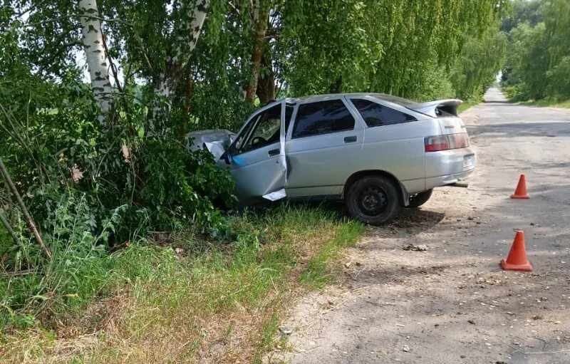 Дорожно-транспортное происшествие. Машина врезалась в дерево.