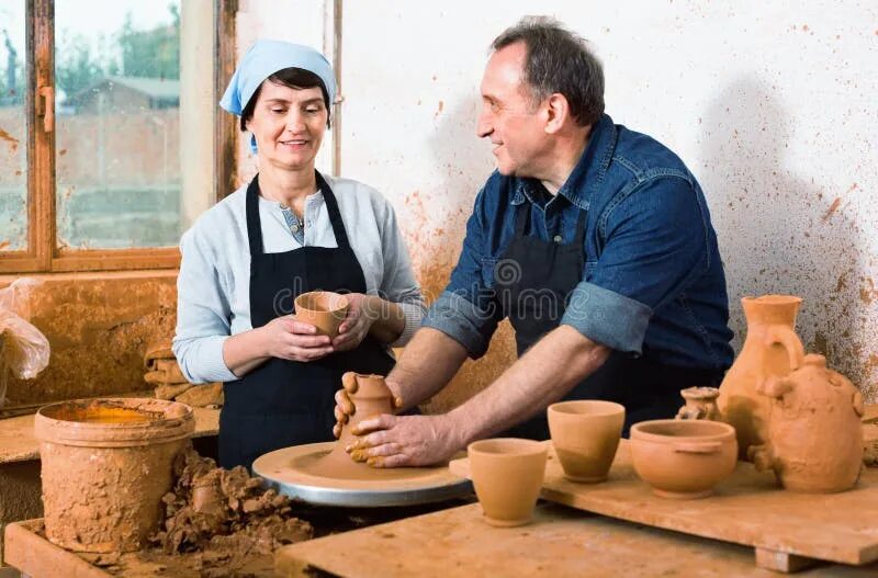 Гончар 2. Два гончара. гончар за работой. девушка гончар за работой. гончар за работой фото.