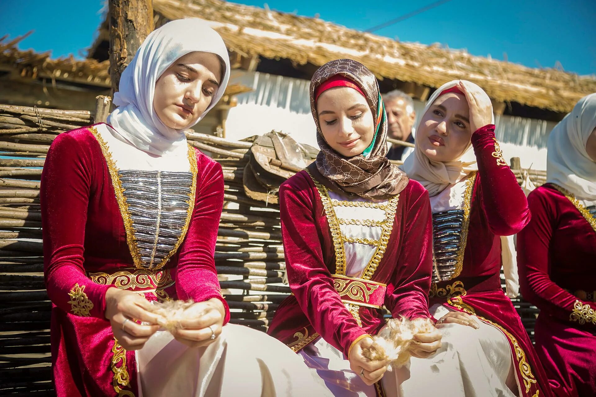 Народы относящиеся к чеченцам. Чеченская культура. Чеченская Национальная одежда. Чеченские женщины Национальная. Чеченка в национальном костюме.