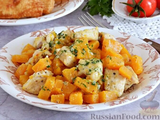 Курица в духовке с тыквой и картошкой. Тыква с курицей. куриная грудка с тыквой. куриное мясо запеченное с тыквой. тыква запеченная с курицей.