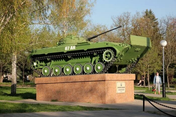 Бмп в городе. Памятник танку на гэсе в новосибирске бмп-1. бмп 1 памятник новосибирск. елань постамент бмп. алексин бмп памятник.