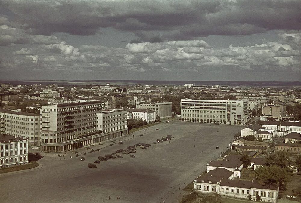 Численность харькова до войны. Площадь Дзержинского Харьков. Харьков 1941-1943. Харьков 1941-1943 площадь свободы. Харьков в оккупации 1942.