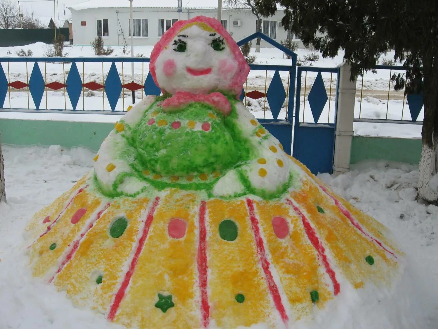 поделки из снега. постройки из снега в детском саду на участке. фигуры из снега. постройки из снега в детском саду. что сделать из снега в детском саду.