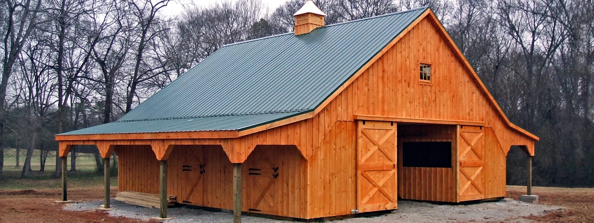 Амбар конюшня. Амбар сарай хозблок Барн. Сарай с двускатной крышей. Крыша конюшни