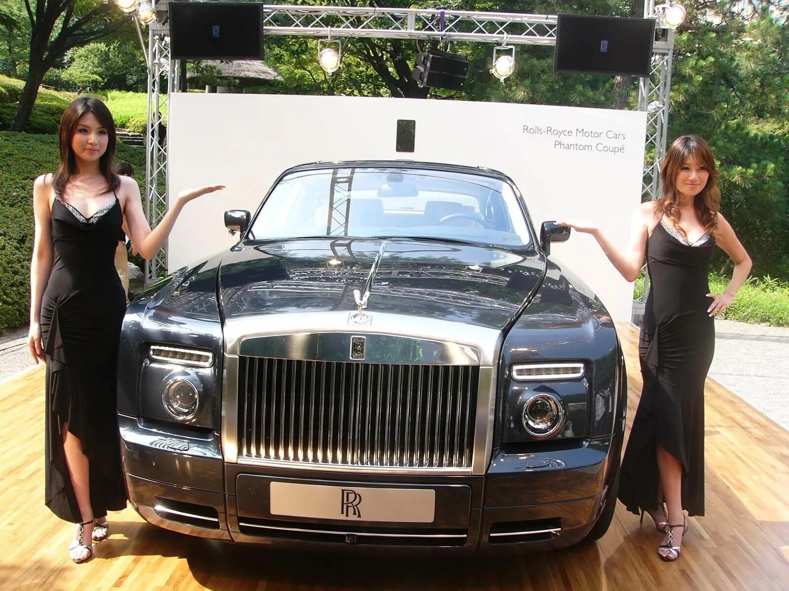 Two rolls. Брюнетка в Роллс Ройс. Женщина рядом с Rolls Royce. Богатые девчонки в Ролс Ройсе. Две богатые девушки в Ролс Ройсе.
